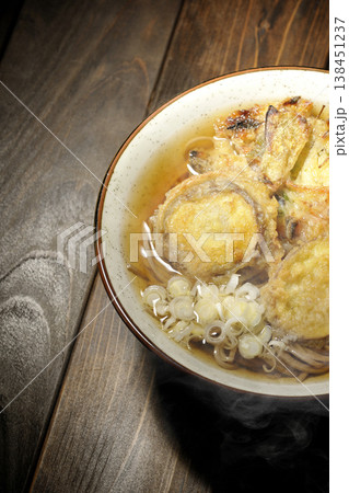 熱々の天ぷら蕎麦 138451237