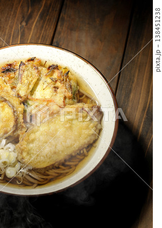 熱々の天ぷら蕎麦 熱々の天ぷら蕎麦 138451238