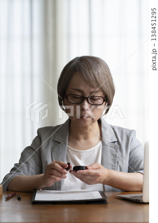 契約書に署名捺印を悩むシニア女性　ネガティブ 138451295