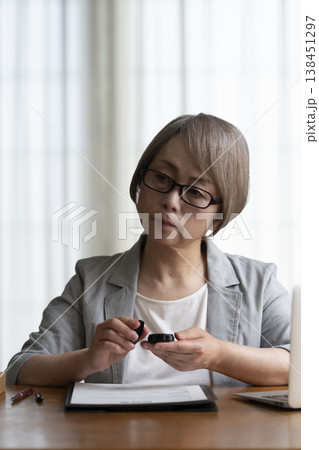 契約書に署名捺印を悩むシニア女性 ネガティブ 契約書に署名捺印を悩むシニア女性 ネガティブ 138451297