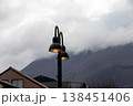 ほのかに光る街灯 138451406