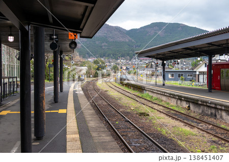 大分県・由布院駅のホーム 138451407