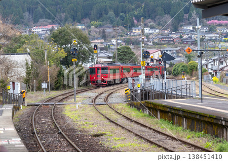 大分県・由布院駅のプラットホーム 138451410
