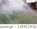 温泉から立ち上る白い湯気 138451416