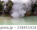温泉から立ち上る白い湯気 138451418