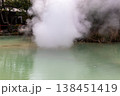 温泉から立ち上る白い湯気 138451419
