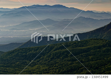 北八ヶ岳・中山峠付近から見る朝もや金峰山 138451499