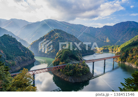 川根本町の秋の奥大井湖上駅の風景(静岡県) 138451546
