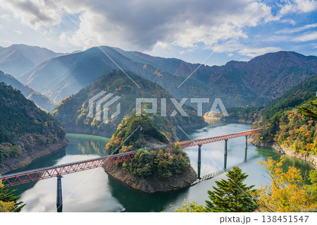 川根本町の秋の奥大井湖上駅の風景(静岡県) 138451547