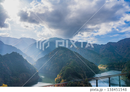 川根本町の秋の奥大井湖上駅の風景(静岡県) 138451548