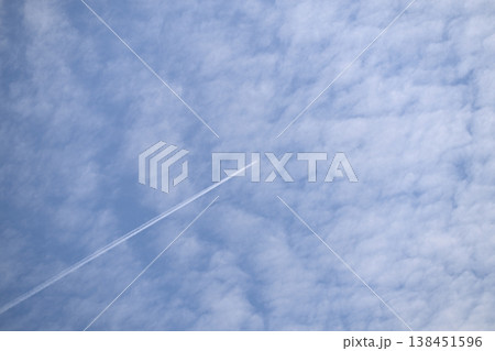 春の雲と飛行機雲 春の雲と飛行機雲 138451596