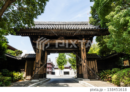 Building view of the Zojo-ji's Kuromon in Minato, Tokyo, Japan, the gate was commissioned by the third shogun, Tokugawa Iemitsu. Zojo-ji is a Jodo-shu Buddhist temple. Building view of the Zojo-ji's Kuromon in Minato, Tokyo, Japan, the gate was commissioned by the third shogun, Tokugawa Iemitsu. Zojo-ji is a Jodo-shu Buddhist temple. 138451618