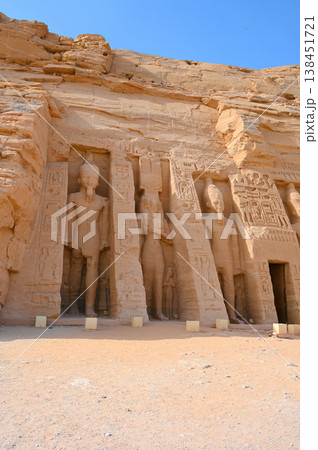 アブ・シンベル神殿　小神殿　 (巨像左側3体) 138451721