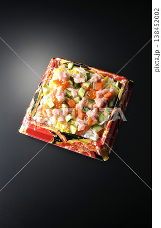 具材たっぷりちらし寿司を黒背景で撮影 138452002