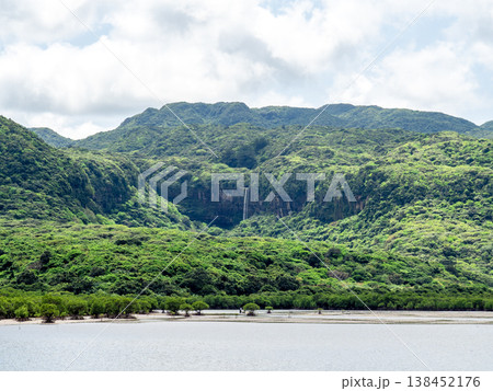 船浦湾から見るカンピレーの滝(沖縄県西表島) 船浦湾から見るカンピレーの滝(沖縄県西表島) 138452176