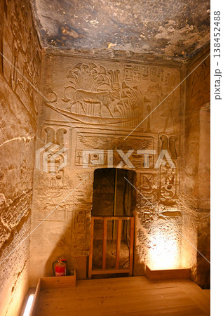 アブ・シンベル神殿　小神殿　ネフェルタリと神々のレリーフ 138452488