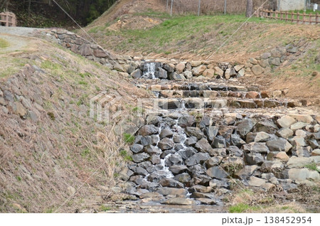 荏沢川の石積堰堤最下流部の早春の風景 138452954
