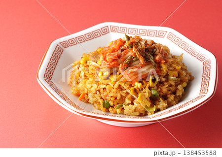 ピリ辛キムチ炒飯の単品撮り ピリ辛キムチ炒飯の単品撮り 138453588