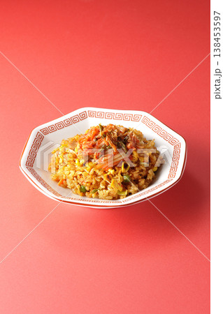 ピリ辛キムチ炒飯の単品撮り ピリ辛キムチ炒飯の単品撮り 138453597
