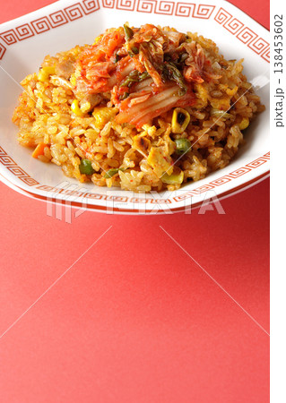 ピリ辛キムチ炒飯の単品撮り 138453602