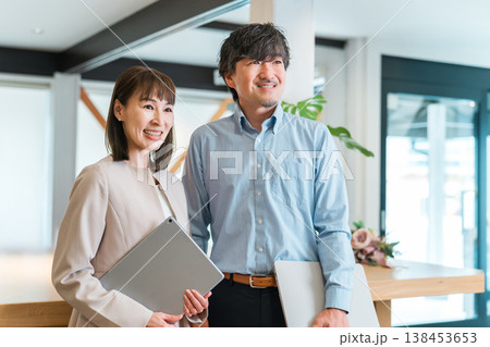 会社のオフィスにいる上司,役員の男性ビジネスマンとアシスタント,秘書の女性スタッフ 会社のオフィスにいる上司,役員の男性ビジネスマンとアシスタント,秘書の女性スタッフ 138453653