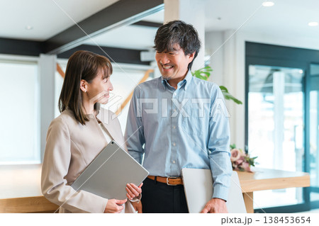 会社のオフィスにいる上司,役員の男性ビジネスマンとアシスタント,秘書の女性スタッフ 138453654