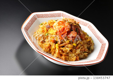 ピリ辛キムチ炒飯を黒背景で単品撮り 138453747