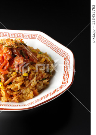 ピリ辛キムチ炒飯を黒背景で単品撮り 138453762