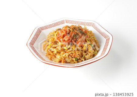 ピリ辛キムチ炒飯を白背景で単品撮影 138453925