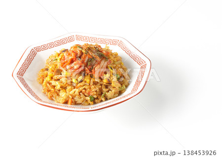 ピリ辛キムチ炒飯を白背景で単品撮影 138453926