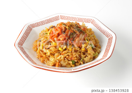 ピリ辛キムチ炒飯を白背景で単品撮影 138453928
