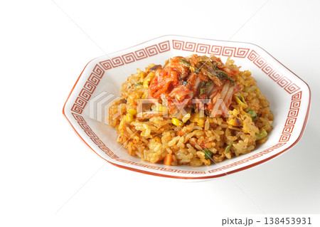ピリ辛キムチ炒飯を白背景で単品撮影 ピリ辛キムチ炒飯を白背景で単品撮影 138453931