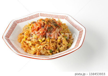 ピリ辛キムチ炒飯を白背景で単品撮影 ピリ辛キムチ炒飯を白背景で単品撮影 138453933