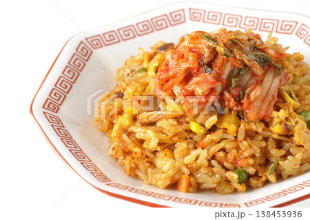 ピリ辛キムチ炒飯を白背景で単品撮影 ピリ辛キムチ炒飯を白背景で単品撮影 138453936