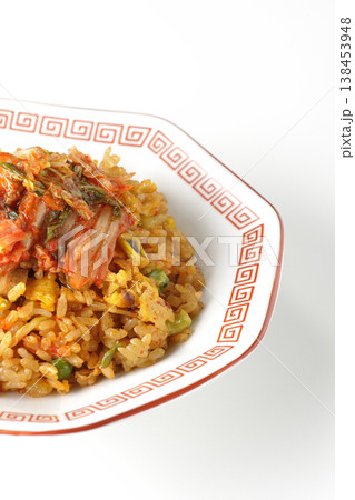 ピリ辛キムチ炒飯を白背景で単品撮影 ピリ辛キムチ炒飯を白背景で単品撮影 138453948