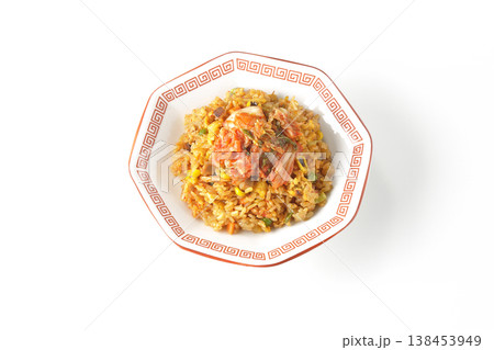 ピリ辛キムチ炒飯を白背景で単品撮影 138453949