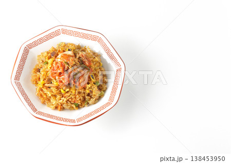 ピリ辛キムチ炒飯を白背景で単品撮影 138453950