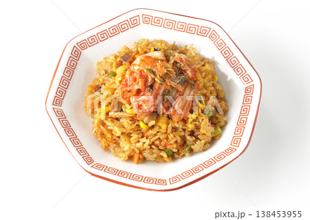 ピリ辛キムチ炒飯を白背景で単品撮影 138453955