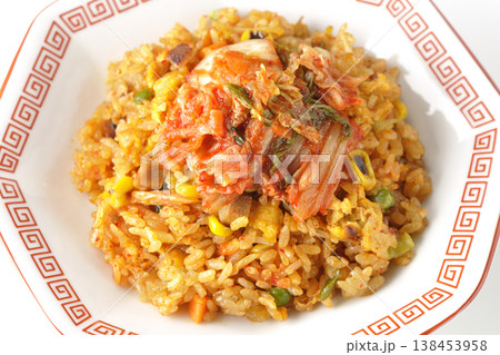 ピリ辛キムチ炒飯を白背景で単品撮影 ピリ辛キムチ炒飯を白背景で単品撮影 138453958