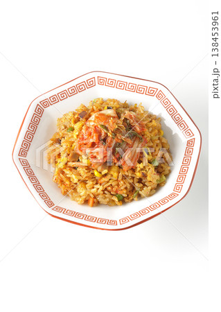 ピリ辛キムチ炒飯を白背景で単品撮影 138453961