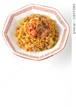 ピリ辛キムチ炒飯を白背景で単品撮影 ピリ辛キムチ炒飯を白背景で単品撮影 138453963
