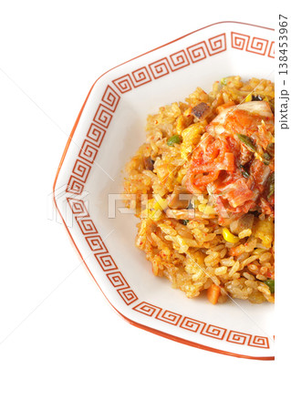ピリ辛キムチ炒飯を白背景で単品撮影 ピリ辛キムチ炒飯を白背景で単品撮影 138453967