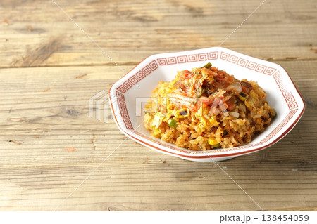 ピリ辛キムチ炒飯の単品撮り 138454059