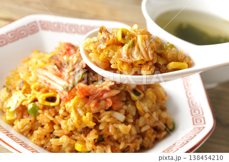 ピリ辛キムチ炒飯を食べる 138454210