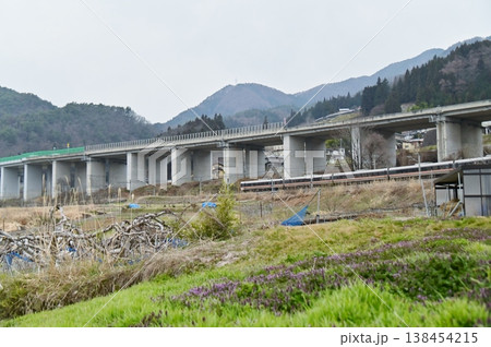 高速道路と並行に走るJR篠ノ井線の特急しなの名古屋行き 高速道路と並行に走るJR篠ノ井線の特急しなの名古屋行き 138454215