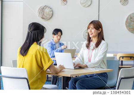 オフィスで働く女性 オフィスで働く女性 138454301