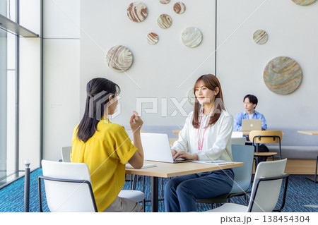 オフィスで働く女性 オフィスで働く女性 138454304