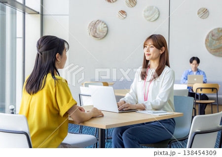 オフィスで働く女性 オフィスで働く女性 138454309