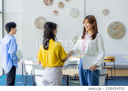 握手をする女性 握手をする女性 138454352