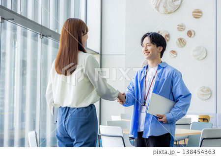 握手をする男女 138454363